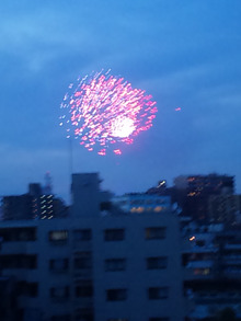●ビルの屋上から､隅田川の花火見物…男達の宴会が