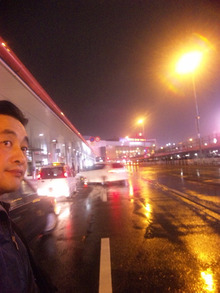 ●福岡空港に着いたとですが…、雨ば降っとるばい。