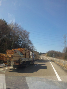 ●被災地へ…能登から木材を運ぶトラック
